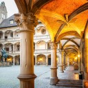 Le vieux palais de Stuttgart. Le Musée d'Etat du Württemberg au cœur de la ville. Découvrez son histoire vieille de plus de 1000 ans en 9 leçons.