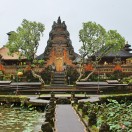 In questa lezione imparerete informazioni generali su Bali. L'isola indonesiana è la destinazione perfetta per le vacanze. Spiagge da sogno e templi storici vi aspettano