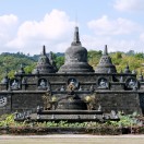 На этом уроке вы узнаете общую информацию о Бали. Индонезийский остров является идеальным местом для отдыха. Пляжи мечты и исторические храмы ждут вас.